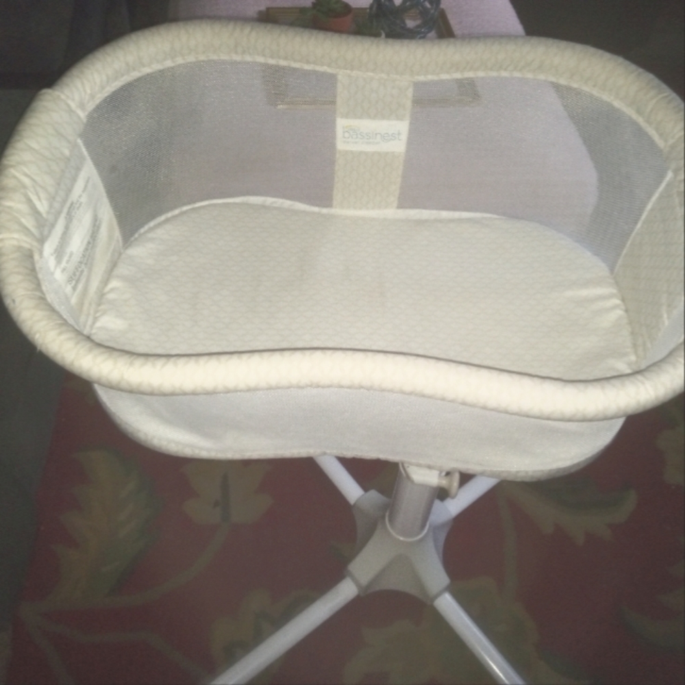 Halo bassinest swivel sleeper